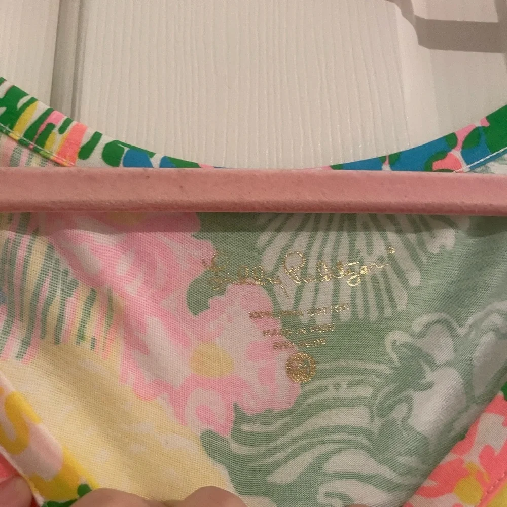 Lilly Pulitzer Roll Sleeve Medium - Picture 6 of 6
